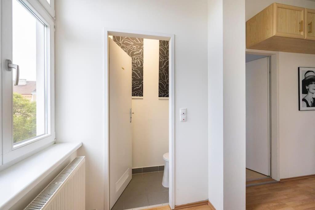 Beautiful 1 Bedroom Apartment Near Schoenbrunn Vienna Esterno foto